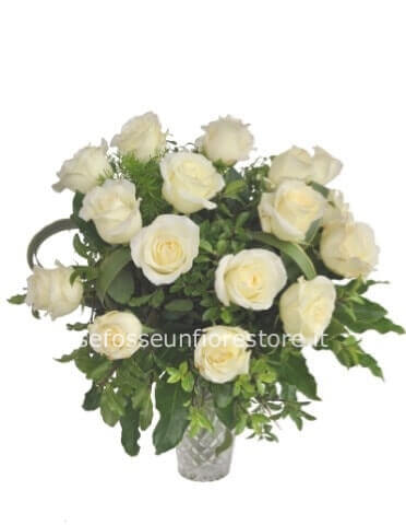 Bouquet di 7 rose bianche confezionato.